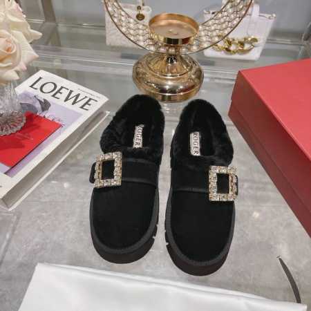 冲量价: Roger Vivier 秒杀市场版本 今年最美的雪地靴！太懂女人心思了，侧钻扣的细节十分精致，水晶方扣饰扣羊毛边漆皮裸靴， 第一眼就爱上 亮亮面皮内 - 点击图像关闭