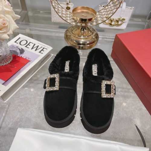 冲量价: Roger Vivier 秒杀市场版本 今年最美的雪地靴！太懂女人心思了，侧钻扣的细节十分精致，水晶方扣饰扣羊毛边漆皮裸靴， 第一眼就爱上 亮亮面皮内