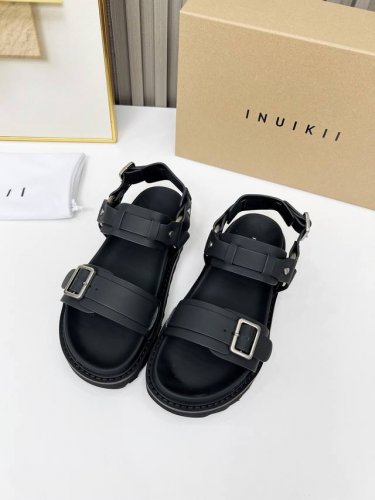 高品质出厂 Inuikii魔术贴凉鞋，舒适又有颜值，细节感十足，上脚也很舒服哟 小厚底款式时尚、搭配贴合脚型的内底，采用格外轻盈、舒适的丝光小牛皮制作 这款魔术