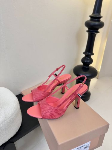 Miumiu缪缪25春夏新款简易复古蜥蜴纹高跟鱼嘴凉鞋！春夏清新配色曲线优美，小猫跟后空凉鞋 日常穿搭都很搭鞋边有专属标识性Logo格调，上脚尽显优雅魅力！ 鞋