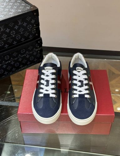 工厂p价 Bally 巴利 新款男士皮革休闲运动鞋，这款运动鞋采用柔软小牛皮革鞋面，配有经典B家三色条纹饰带装饰，后跟饰有撞色皮革点缀，鞋头反绒牛皮拼接，经典运