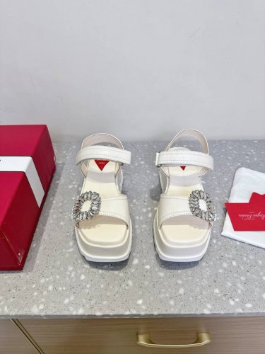 Roger Vivier 25Ss春夏新款 钻扣 厚底凉鞋 时尚感满满的凉鞋很有夏天的感觉 同材质的款式 鞋底超级柔软 宽脚特别友好 后绊带可调节搭配包浓浓夏日