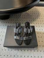 代购级别 alexander wan* 亚历山大王24 春夏新品 水钻粗跟凉鞋 小跟的设计超级特别 方根带钻奢华满满 很有质感。完全不突显跟高 对不喜欢穿高跟鞋