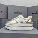 hogan 双杠系列 展现盐甜少女感，穿搭双杠鞋，展露自信魅力 欧美明星的超级爆款，太多明星穿了！ 自诞生以来，其优雅而不拘谨.. 前卫而时髦的设计风格， 深受