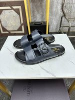 实价 。情侣款 Valentino-华伦天奴 夏季拖鞋，鞋垫采用高弹乳胶铺垫，好看耐穿、潮流指数一直都是、绅士款、超级舒适好穿 配原版包装码数：35-44 45