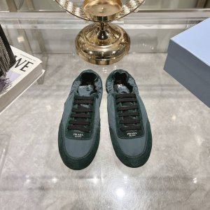 出厂 男款10情侣款 Prada 普拉达新款德训鞋 鞋面麂皮有肌理感，内里羊皮包裹，软软糯糯的鞋垫加厚小羊皮，踩上去无比舒适，有支撑感，又包裹得很好的感觉 鞋型