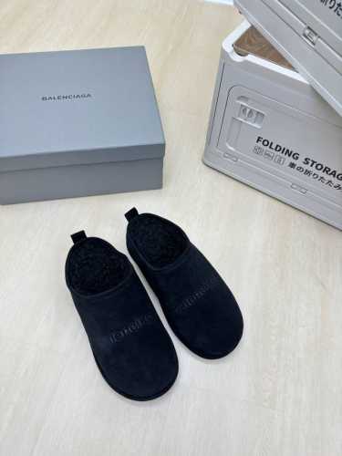 BALENCIAG 私家开模 毛毛拖 黑色牛反绒皮 顶级版本 全部对版材料 继续着demna式的对主流华丽时尚的反叛态度 定制级别牛反绒皮 透染工艺 大logo