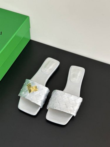 葆蝶家 新款方头凉拖新款平跟经典编织凉拖脚感非常好 把简洁优雅又高贵凸显的淋漓尽致 越简单的设计越拿捏材质 比例 细节 上脚巨显气质也非常好搭配无论是搭配裙子