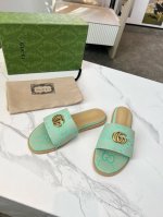 Guccl 2025春夏新款休闲女土互扣式双G凉拖。这款单品出自Gucci Lido系列，设计灵感源自意大利海岸的夏日风情和海滩俱乐部。七十年代的典藏设计为品牌