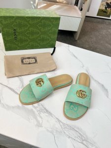 Guccl 2025春夏新款休闲女土互扣式双G凉拖。这款单品出自Gucci Lido系列，设计灵感源自意大利海岸的夏日风情和海滩俱乐部。七十年代的典藏设计为品牌