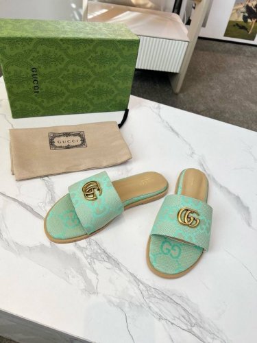 Guccl 2025春夏新款休闲女土互扣式双G凉拖。这款单品出自Gucci Lido系列，设计灵感源自意大利海岸的夏日风情和海滩俱乐部。七十年代的典藏设计为品牌