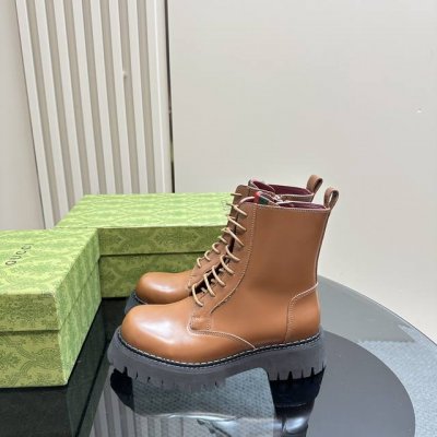 2024秋冬最新GUCCI 条纹织带侧拉链系带短靴沟纹厚底踝靴，烟管短靴，取材自马术世界的条纹织带已经成为高雅俱乐部的象征，正在以新的方式重新登场。这款靴子采用
