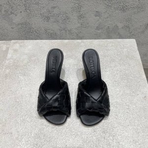 bottega Venet* 最新最经典猫跟凉鞋！扭结编织饰带 Ins&小红书巨多网红明星上身！上脚超性感！真的太美了！这款编织的鞋面超有高级感！高级穿着又仙女