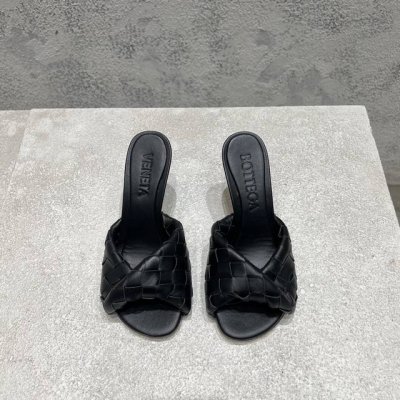 bottega Venet* 最新最经典猫跟凉鞋！扭结编织饰带 Ins&小红书巨多网红明星上身！上脚超性感！真的太美了！这款编织的鞋面超有高级感！高级穿着又仙女
