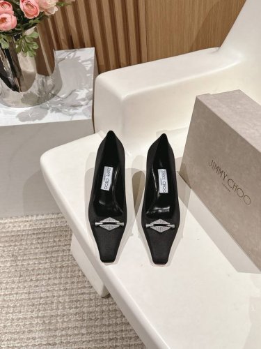高版本Jimmy Choo 4 春夏新品爆款 乐福单鞋 高跟 -超级A的一款啊！美得让人窒息！镂空设计给人以一种很神秘的感觉，奢华又不失低调 不管是衣服还是裙子