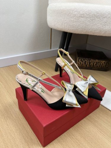 valentino 华伦天奴 2025 v家2025春夏新品 专柜最新经典蝴蝶结尖头后空凉鞋系列 泰裤辣 妥妥神器一枚 中跟设计穿上好看又不会累 深口设计搭配彰
