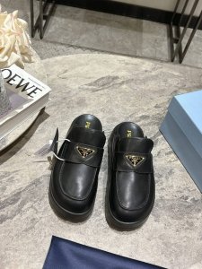 普拉达25Ss春夏新款Prad*三角标包头半拖穆勒鞋这款穆勒鞋选用柔软的皮革打造，搭配皮革衬里，呈现现代百搭廓形。鞋面点缀涂珐琅三角形金属徽标，而橡胶纹路鞋底为