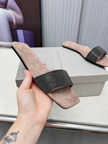 BrunelloCucinelli 。B C凉鞋上新款了。进口羊绒面料。内里进口羊绒，纯铜珠链，原版真皮底，上脚美观大方，百分百原版开发。原版包装，码数35 －