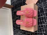 代购级 Miu Miu 25Ss 最新夏季 粗跟 褶皱 牛仔布 拖鞋 今年夏天为你们多准备几双必备拖鞋，老顾客都反应对这款需求很大！ 专门订制的一批为Miumi