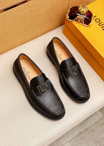 商品商标：Louis Vuitton 路易威登 休闲皮鞋 正码码数: 38-44 45订制 商品材料：精选 进口头层小牛皮鞋面+奢华五金扣，进口头层牛皮内里。强