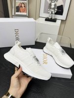 这款Run'n'dior 运动鞋是二零二五秋季系列新品，以优雅时尚的造型重新演绎运动风格。鞋面采用白色网眼织物精心制作，鞋带和鞋跟饰以Christian Dio