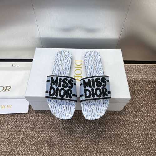 工厂价p平底 高跟 迪奥 Dior 2024 新元素miss Dior 春夏新款一字拖拼色女鞋 Cd字母logo立体刺绣圆柱跟凉鞋 方头粗跟果冻色露趾拖鞋 市面