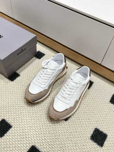 男40Hogan 情侣款阿甘鞋霍根休闲鞋运动鞋 沿边极度富有层次感，再加上经典品牌弱数字logo在鞋尾完美呈现，石洗技术圆圈围绕鞋履线标志，面料拼接，玩味十足，