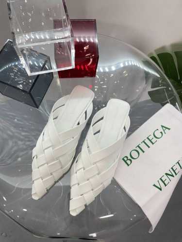 Bv蜡白色 Alfie便鞋细节单品 高版本 小方头 Bv每年的夏季凉鞋都好美啊 将经典的编织运用在鞋履上知性优雅干练 满满的高级感小方头设计美美哒～～ 面料选用