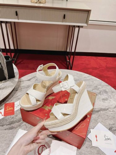 坡跟凉鞋w. Malfadina Zeppa凉鞋是一款线条简洁的夏季款式。设置在一个120毫米编织楔形鞋底，它具有纤细Cuoio黑色小牛皮表带。表带在脚背交叉，