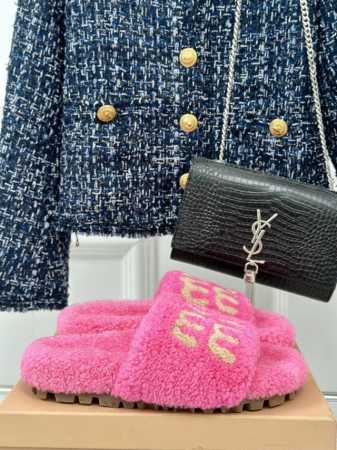 厂价 Miumiu经典秋冬字母毛毛拖鞋 这季节美鞋太多这款毛拖 真的是让我无法自拔真太可爱了～ 毛茸茸的羊毛是选用欧洲进口a级羊毛 我们做到与原版一致满鞋 全部 - 点击图像关闭