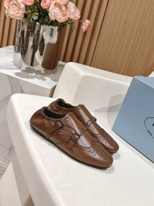 半拖 单鞋 男装10 PRADA普拉达春夏走秀款复古布洛克情侣款半拖单鞋走秀款 复古感时髦满满 随意百搭 时尚休闲 独到味道 人人都爱也轻松驾驭 每年都会爆.足