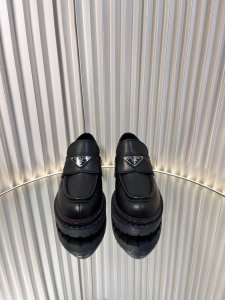 顶级版本普拉达 2024新三角扣厚底乐福鞋 超级耐看 耐穿 瘦腿神器 简约大气 矮子乐 经典三角扣加齿牙厚底 经典时尚不过时，全新款大底 人人都爱也轻松驾驭！！