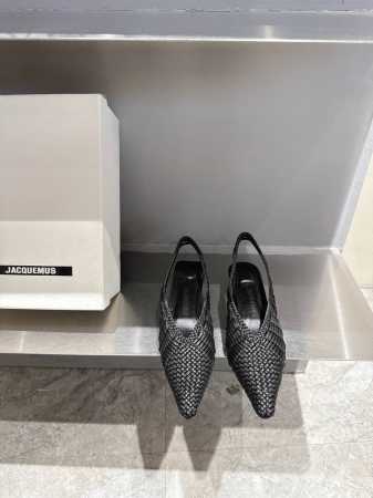 jacquemus 25Ss尖头编织矮跟后空单鞋 这一刻彷佛在南法 有一种美学叫Jacquemus jacquemus 在伦敦的最新旗舰店 由品牌创始人 sim - 点击图像关闭
