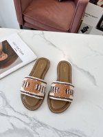 CELINE 赛琳 2024春夏新品半拖鞋鞋面采用原版1:1纯手工缝制而成，大底下层原版生胶上层真皮底组合，质感非凡上脚超级好看码数35-41 41定做不退换