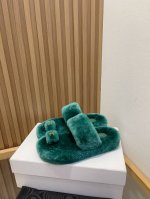 CELINE 塞琳 2024 秋冬新品包头羊毛拖鞋 这一季的赛琳又让我重新爱了它一次！ 这季节美鞋太多这款毛拖 真的是让我无法自拔真太可爱了～ 毛茸茸的羊毛是选