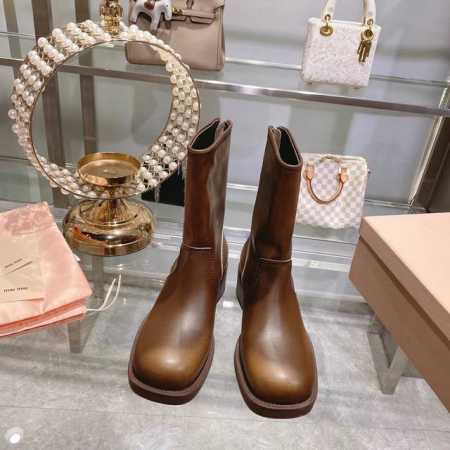 出厂 miumiu 秋冬新品 新色 限量款高筒靴miu走秀火爆新款重工艺手工鞋 复古擦色牛皮气质马丁靴 满满的复古感整个皮料选用进口小牛皮 皮质高级柔软细腻 手 - 点击图像关闭
