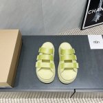 出厂: 独家顶级版本 Ugg~25Vs春夏爆款松糕厚底凉鞋系列 松糕厚底凉拖 主打一个随心索性 简单大方不失优雅 夏天的专属浪漫！！ 面料:原版定制牛皮魔术贴