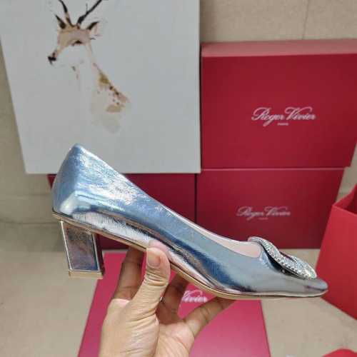 Roger Vivier 225 罗杰维维亚春夏新款Dorsay凉鞋 缎面搭配钻扣，一眼被惊艳到仙女们确定不拿下这款绝美后空凉鞋吗气场妥妥的安排上夏日搭配各种小