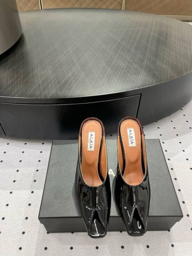 精致优雅的同时，还具有时髦感，穿上它休闲日常与与高级奢华驾驭自如，上脚真的太爱啦，太美了巨舒服 ★面料：漆皮 内里：羊皮 鞋底：牛皮底 优雅风格 创造不一样的感