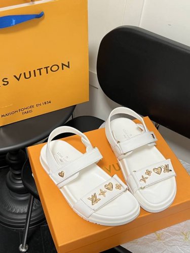 橙子出厂价p Louis Vuitton 路易威登 Lv新款 魔术贴平底凉鞋 沙滩鞋 魔术贴厚底松糕的设计.显得整个人更加的高挑. 立马拥有大长腿. 这款上脚绝