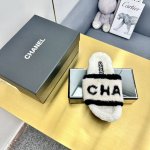 chanel 香奈儿 白色刺绣条纹logo加绒毛里一字平底拖鞋秋冬新款羊毛拖鞋 让我重新爱了它一次！这季节美鞋太多这款毛拖真的是让我无法自拔真太可爱了～ 面料：