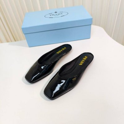 原版开发代购级 Prada 普拉达 25Ss 春夏新款 平跟方头后空半拖 简单的设计大概就是它最让人喜欢的点 不是烂大街的那种 很有自己的品牌个性 面料：进口小