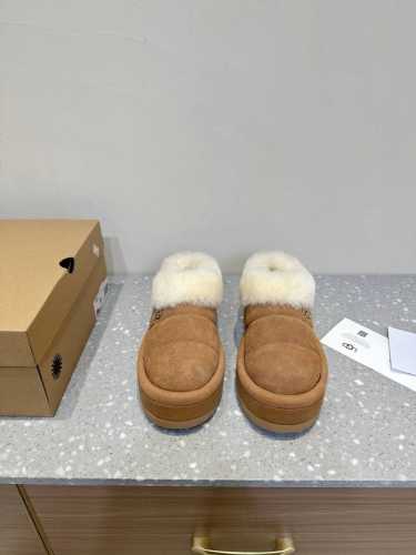 UGG 油叽叽 秋冬新款 包头拖鞋 毛毛拖鞋 棉鞋 真的是必须人手一双！慵懒随性的代表 穿搭上脚真的很高级 上脚包裹感超nice 很舒服，懒人必备，可以搭配衣柜