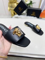 出厂价Pp：真皮大底 橡胶大底 码数：35-44 43--44订做 范思哲新款扣平底粗跟拖鞋，告别单调，告别粗燥，美丽与舒适兼得，时尚与潮流并进，让人一见钟情。