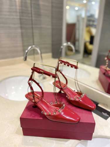 华伦天奴春夏新款女士后空6色新品 独特的 经典 小铆钉五金配件，衬托出满满的高级感，新一季不负期待！ 值得入手★进口牛漆皮 绝对的上档次原版做法 绝对感性优雅风