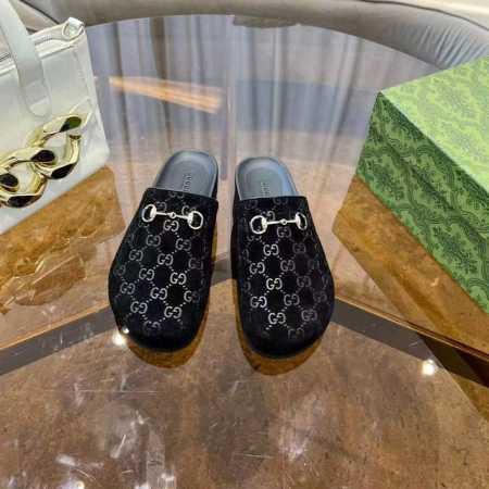 Gucci 古奇马衔扣拖鞋的改良版，采用宽圆头设计。马衔扣最早于 20 世纪 50 年代由 Gucci 使用，它继续向品牌的根源致敬，以现代的诠释方式为马术装备 - 点击图像关闭