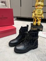 Valentino 华伦天奴秋冬新款女靴 顶级版本 上脚舒适百搭显瘦 高品质材质 原版大v扣 原版帆布不是市面上普通布料 鞋面全部采用高档头层粒面牛皮 进口牛里