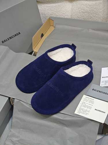 上新BALENCIAG*新款ALASKA FUR圆头勃肯鞋羊羔绒保暖拖鞋 顶级原单版最高版本 在这个追求可持续时尚的时代，巴黎世家再次以先锋之名，匠心呈现环保皮