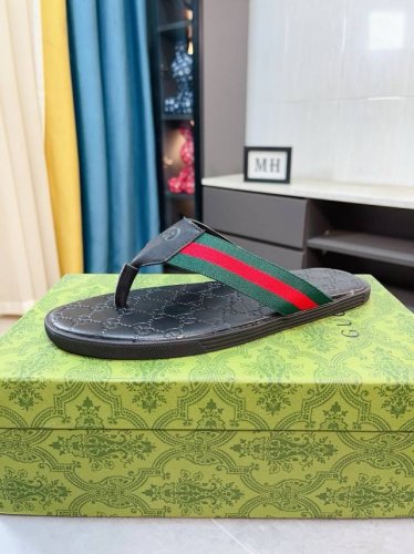 出厂价P Gucci-古奇 新品男士拖鞋，高端精品，牛皮材质，鞋面精致压花Logo装饰，精细做工，鞋底超软，休闲宽松舒适型，夏季必入哦！ Size：38-44