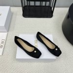 出厂： 独家顶级版本 Dior*迪奥 2025vs新款单鞋系列 方头珍珠扣单鞋 原版购入开发 ！完美还原这款鞋的楦形细节鞋面进口牛漆皮 内里垫脚细腻小羊皮，看细